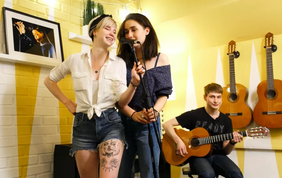 Школа музыки First Music Family в Москве: Курсы вокала, Вокал, Фортепиано, Скрипка, Саксофон, Гитара,