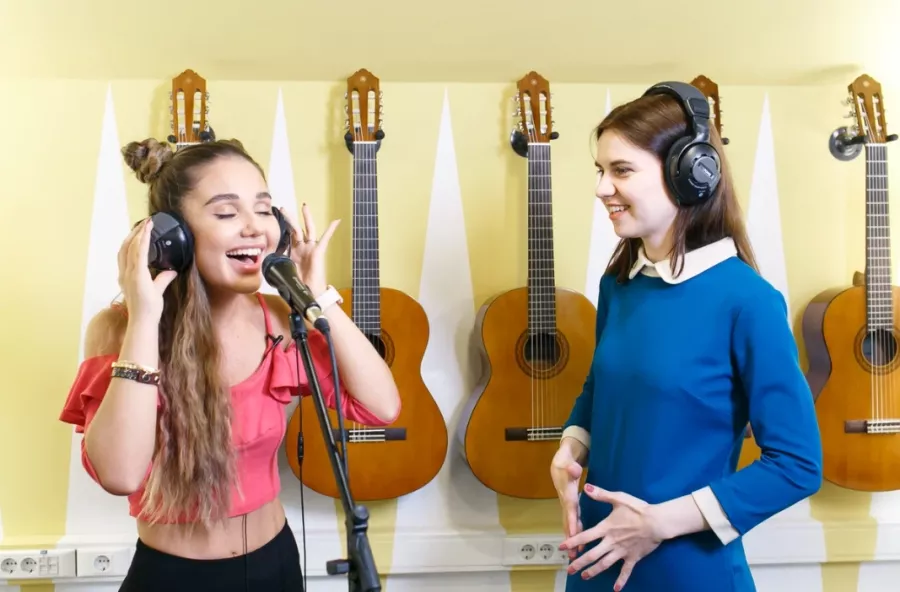 Школа музыки First Music Family в Москве: Курсы вокала, Вокал, Фортепиано, Скрипка, Саксофон, Гитара,