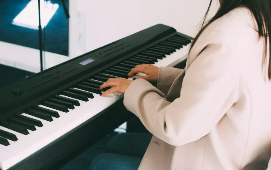 Студия вокала ReVoice в Москве: Гитара, Фортепиано, Вокал, Караоке, Музыка,