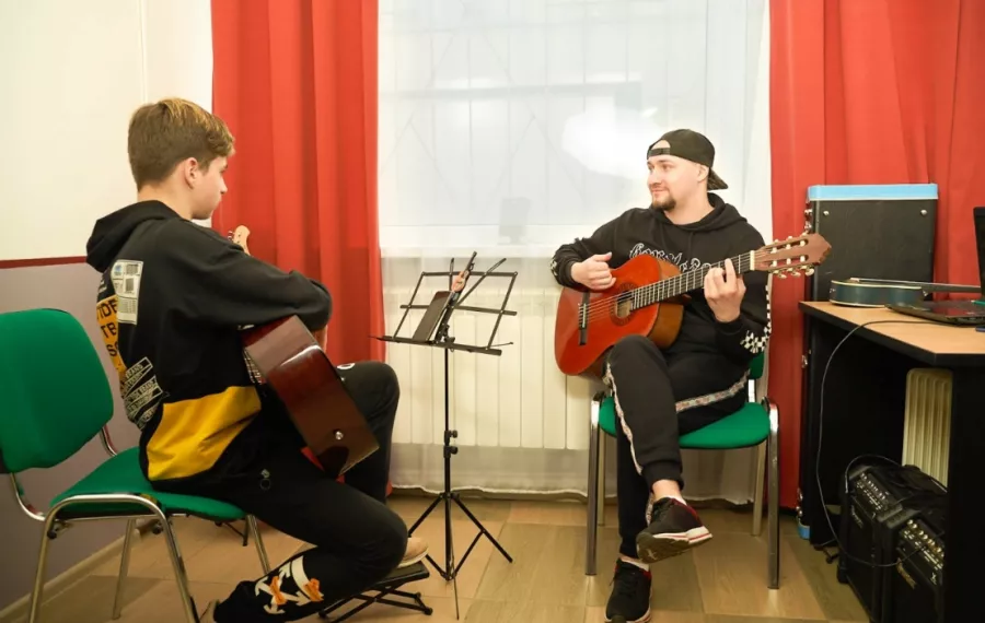 Музыкальная школа Hi, music! в Москве: Курсы вокала, Музыкальные курсы, Музыкальные инструменты, Гитара, Фортепиано, Скрипка, Ударные,