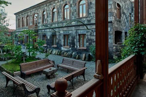 Отель Villa Kars в Гюмри: бутик-отель, комфорт, площадки барбекю, бесплатная парковка, средиземноморский ресторан, Отель,