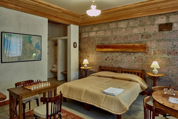 Отель Villa Kars в Гюмри: бутик-отель, комфорт, площадки барбекю, бесплатная парковка, средиземноморский ресторан, Отель,