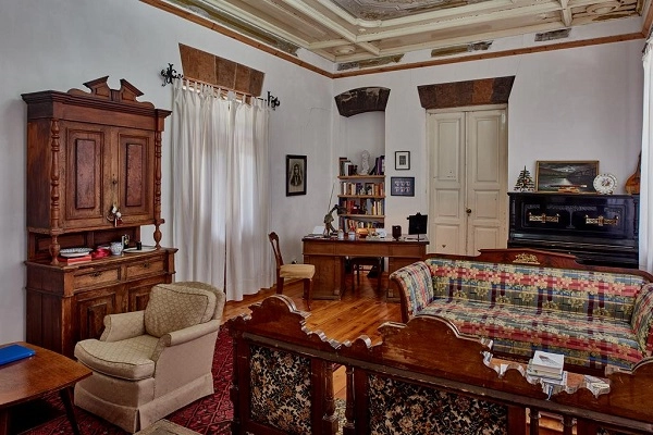 Отель Villa Kars в Гюмри: бутик-отель, комфорт, площадки барбекю, бесплатная парковка, средиземноморский ресторан, Отель,