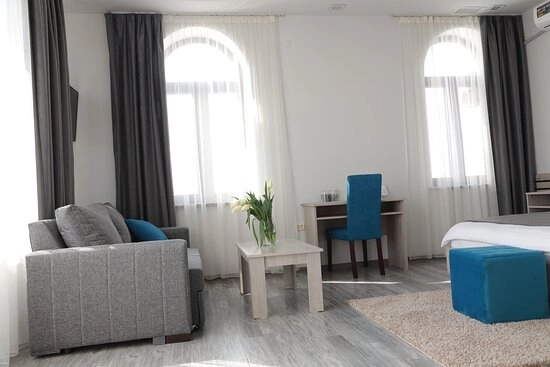 Отель в Гюмри Tomu's Hotel в Гюмри: камера хранения, комфорт, гостиничный парк, теле-зал, прачечная, Отель,