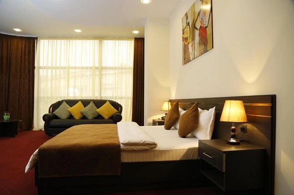 Отель в Гюмри Tomu's Hotel в Гюмри: камера хранения, комфорт, гостиничный парк, теле-зал, прачечная, Отель,