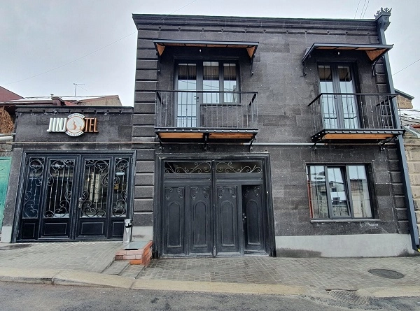 Отель JINJOTEL в Гюмри: центр города, комфорт, достопримечательности, домашняя кухня, старинный дизайн, Отель,