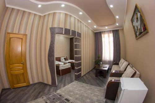 Olympic Hotel - отель в Гюмри в Гюмри: конференц-зал, гостевая парковка, гостиничный парк, комфорт, кафе, Отель,