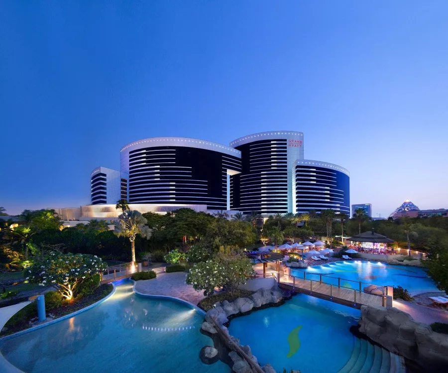 Отель Grand Hyatt Dubai5* в Дубаи: Пятизвездочный отель, Тренажеры , Спа-центр , Бизнес-центр , Бассейн , Бар , Комфортные номера ,