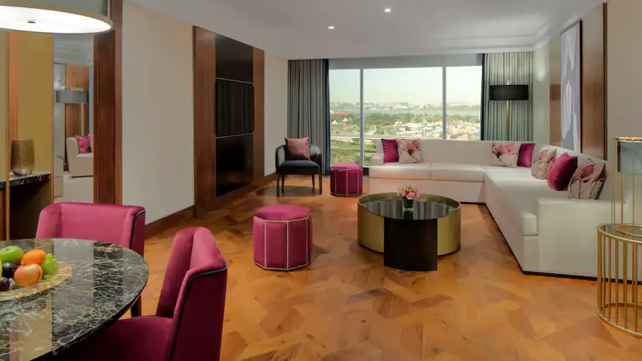 Отель Grand Hyatt Dubai5* в Дубаи: Пятизвездочный отель, Тренажеры , Спа-центр , Бизнес-центр , Бассейн , Бар , Комфортные номера ,