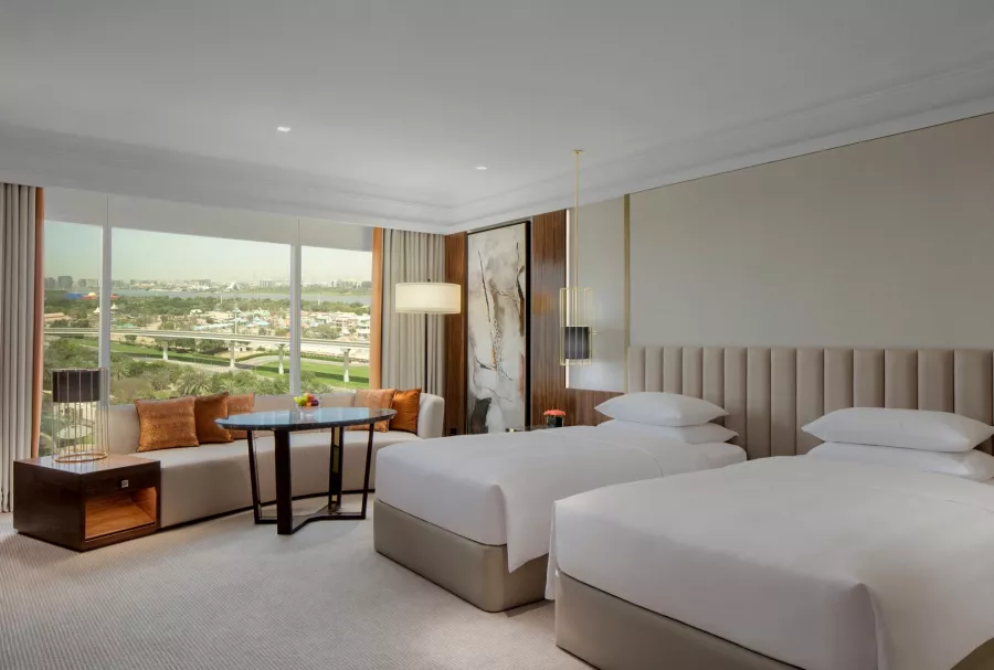 Отель Grand Hyatt Dubai5* в Дубаи: Пятизвездочный отель, Тренажеры , Спа-центр , Бизнес-центр , Бассейн , Бар , Комфортные номера ,