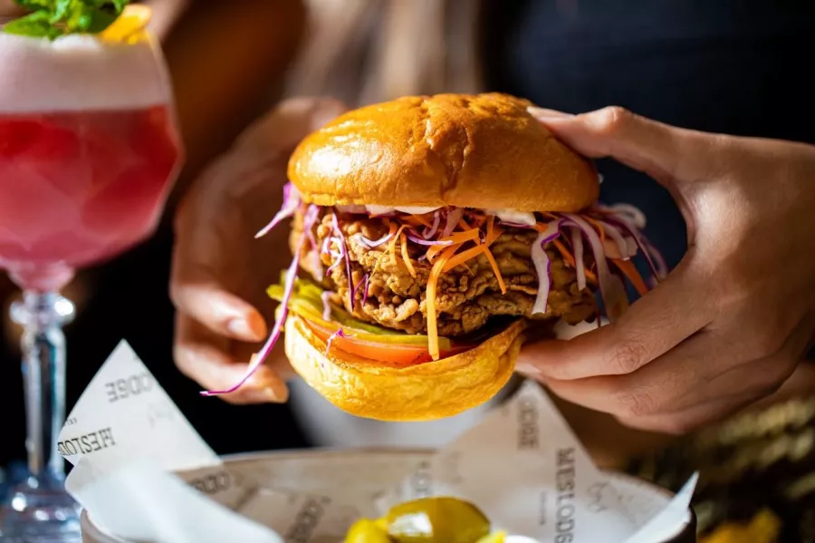 Американский ресторан Weslodge Saloon в Дубаи: Еда, Коктейли, Мясо, Кулинария, Бургеры,