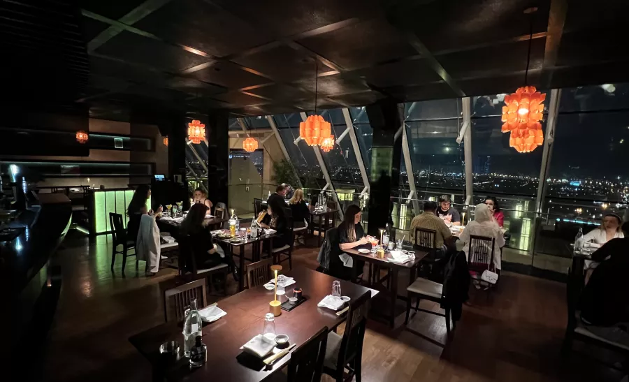 Ресторан Tomo Japanese Restaurant в Дубаи: Еда, Японская кухня, Суши, Бар,