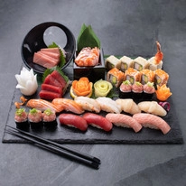 Ресторан Tomo Japanese Restaurant в Дубаи: Еда, Японская кухня, Суши, Бар,