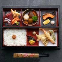 Ресторан Tomo Japanese Restaurant в Дубаи: Еда, Японская кухня, Суши, Бар,