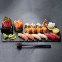 Ресторан Tomo Japanese Restaurant в Дубаи: Еда, Японская кухня, Суши, Бар,