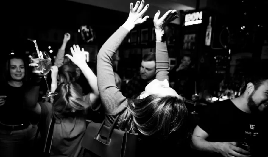 Кафе-бар The old school pub в Москве: Пивной бар, Европейская кухня, Бизнес-ланч, Живая музыка, Танцпол,