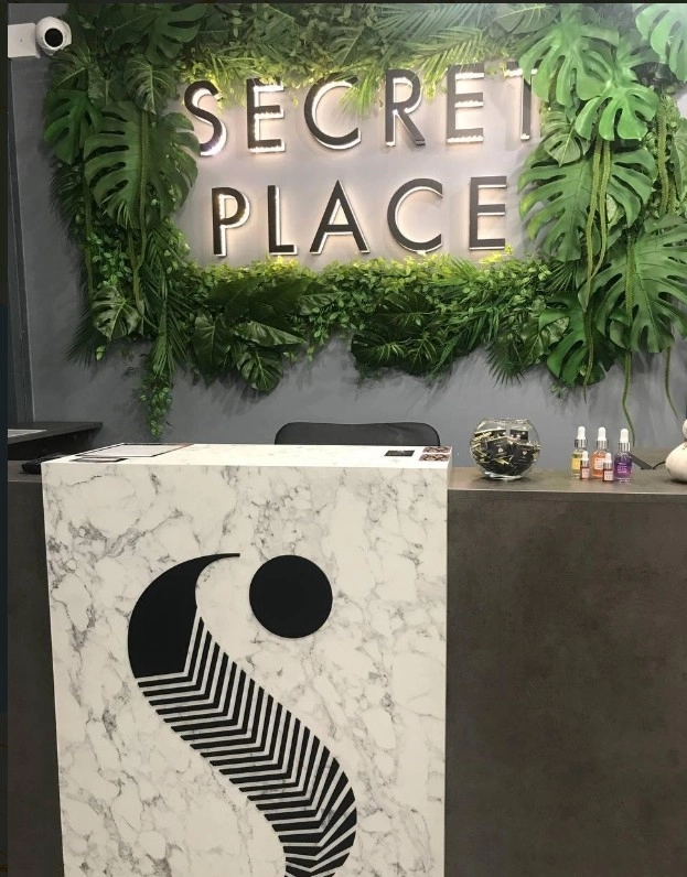 Салон красоты SECRET PLACE в Санкт-Петербурге: Ногтевая студия, Ресницы и брови, Услуги визажиста,