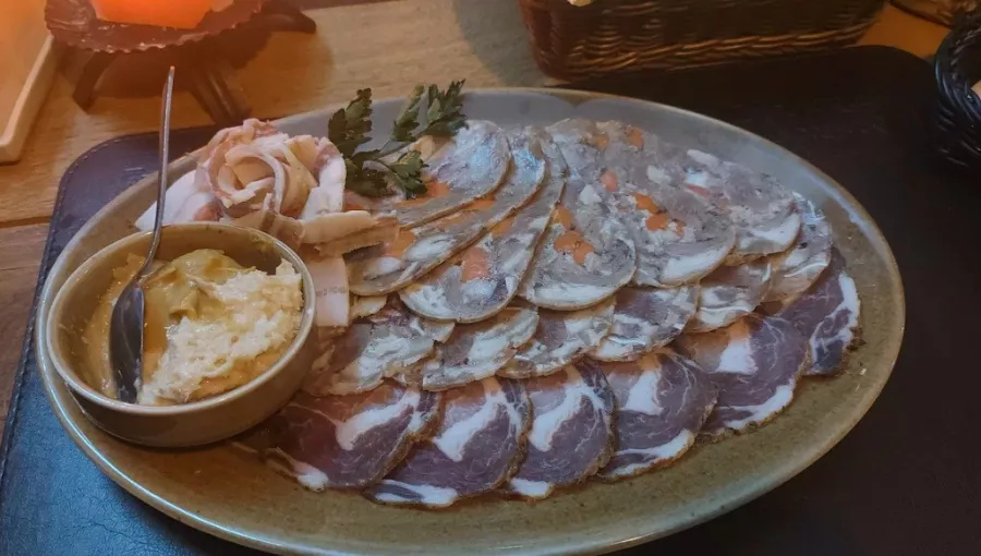Кафе Панский Драник в Минске: Белорусская кухня, Винная карта, Меню на английском, Бизнес-ланч, Драники, Супы, Чай с собой, Заказ столиков, Авторская кухня, Салаты, Стейки,