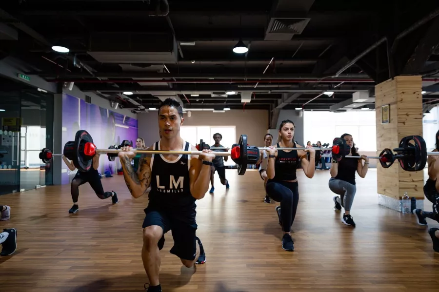Фитнес зал GymNation Motor City в Дубаи: Тренажерный зал , Беговая дорожка , Силовые тренировки , Тренеры , Групповые занятия , Тренировки ,