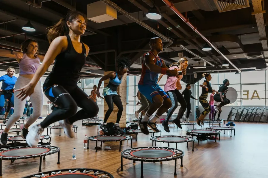 Фитнес зал GymNation Motor City в Дубаи: Тренажерный зал , Беговая дорожка , Силовые тренировки , Тренеры , Групповые занятия , Тренировки ,