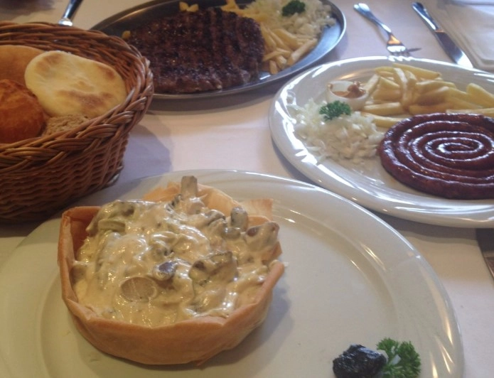 Restoran Lovac в Белграде: Ресторан, Чилим, Покушать,