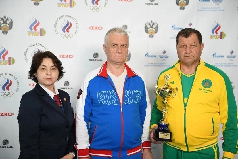 Спортивная школа олимпийского резерва по тяжелой атлетике Краснодарского края в Краснодаре: Развиваться, Тяжелая атлетика, Пауэрлифтинг, Гири, Дисциплина, Следить за здоровьем,