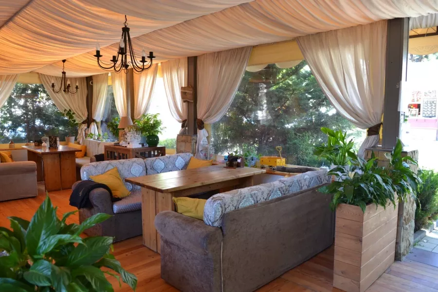 Ресторан Chalet в Анапе: Гриль-бар, Разновидности кухни, Винная карта, Летняя терраса, Проведение банкетов, Авторская кухня, Постное меню,