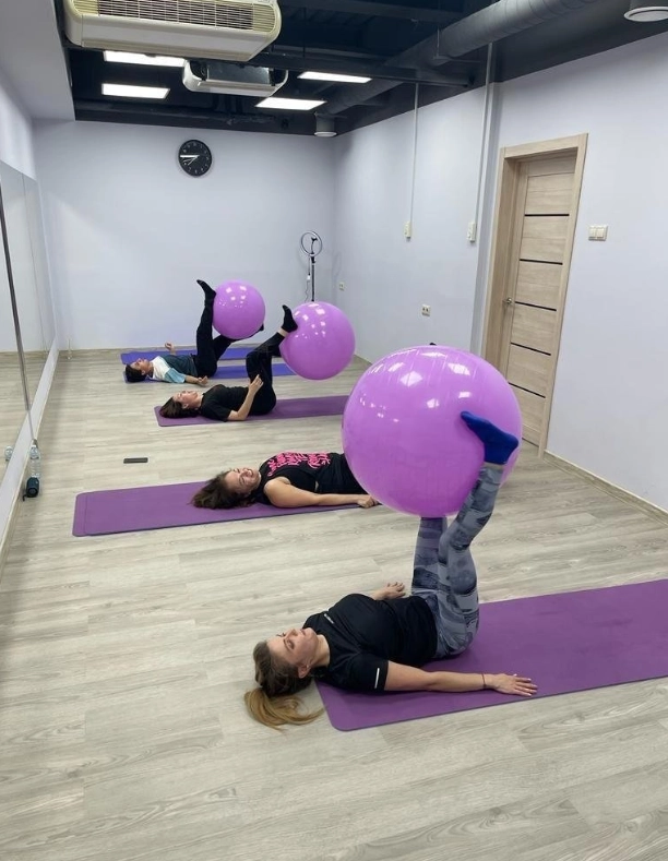 Фитнес-студия Ls fit в Москве: Разовые посещения, Йога, Кроссфит, Женский зал, Пилатес, Стретчинг, Танцы, Фитбол, Фитнес для детей, Персональный тренер,