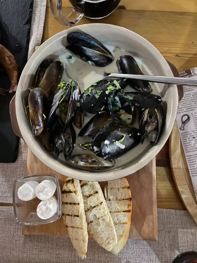 Кафе Прага в Анапе: Постное меню, Летняя терраса, Доставка, Европейская кухня, Живая музыка, Спортивные трансляции, Русская кухня, Чешская кухня, Проведение банкетов,
