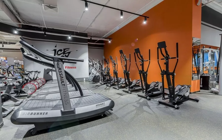 Центр спорта IceBox fitness в Москве: Разовые посещения, Аквааэробика, Аэробика, Боевые искусства, Йога, Кроссфит, Бассейн,