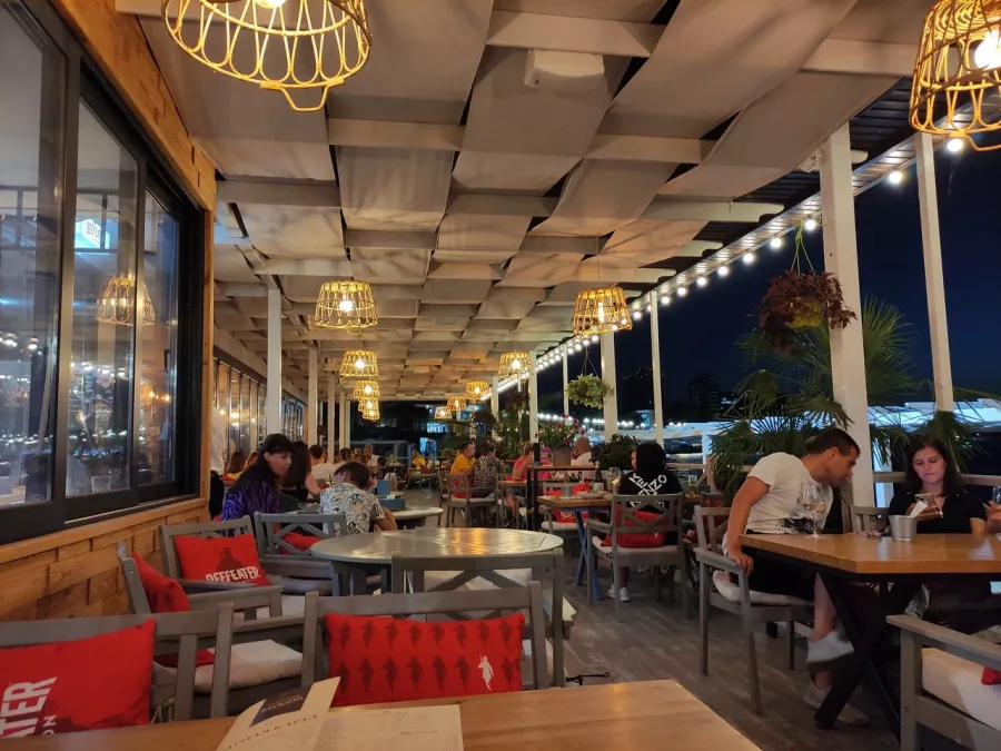 Кафе Pavilion в Анапе: Ресторан у воды, Разновидности кухни, Спортивные трансляции, Летняя терраса, Танцпол, Детский уголок, Проведение банкетов, Можно с собакой,
