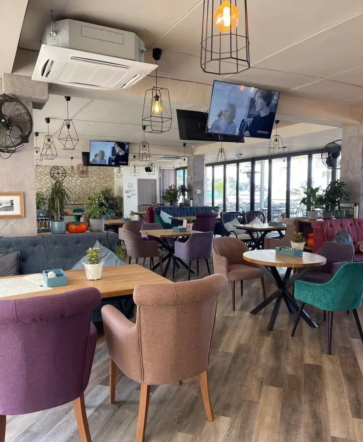 Кафе Pavilion в Анапе: Ресторан у воды, Разновидности кухни, Спортивные трансляции, Летняя терраса, Танцпол, Детский уголок, Проведение банкетов, Можно с собакой,