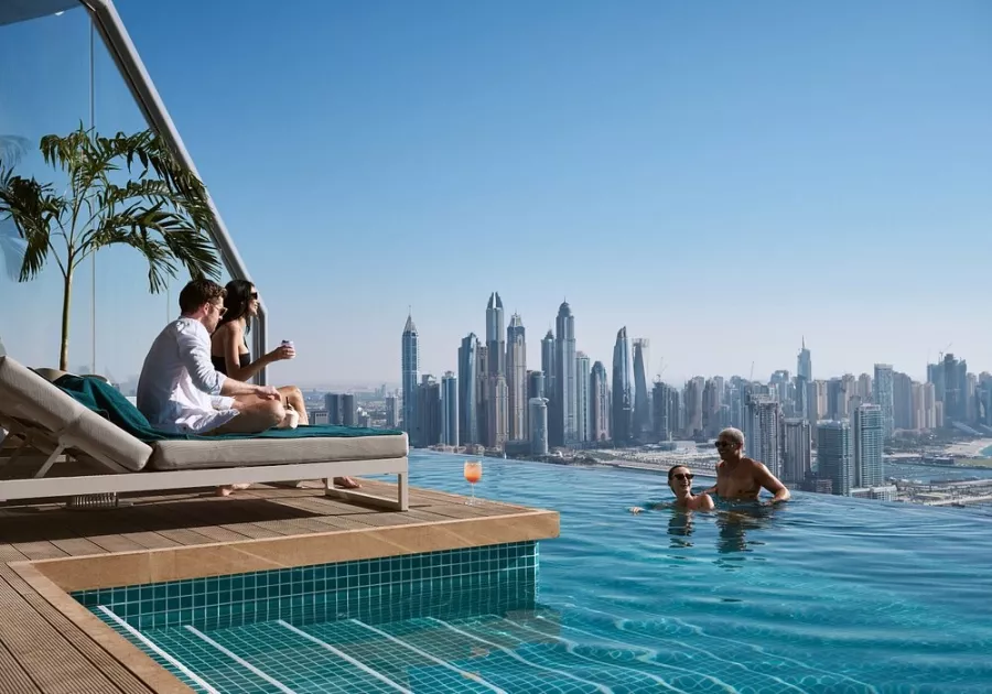Бассейн Aura skypool lounge в Дубаи: Бассейн на крыше , Пейзаж бассейн , Панорамный вид , Ресторан у бассейна , Самый высокий бассейн ,