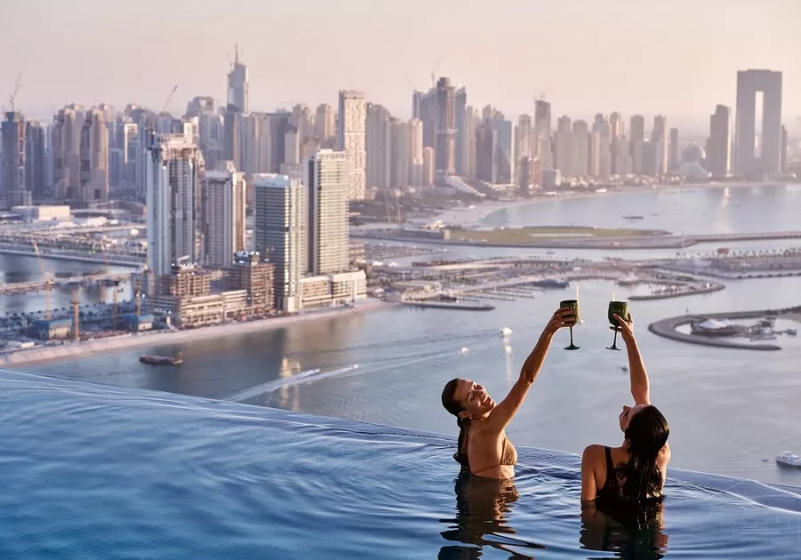 Бассейн Aura skypool lounge в Дубаи: Бассейн на крыше , Пейзаж бассейн , Панорамный вид , Ресторан у бассейна , Самый высокий бассейн ,