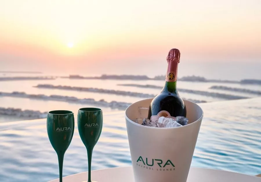 Бассейн Aura skypool lounge в Дубаи: Бассейн на крыше , Пейзаж бассейн , Панорамный вид , Ресторан у бассейна , Самый высокий бассейн ,