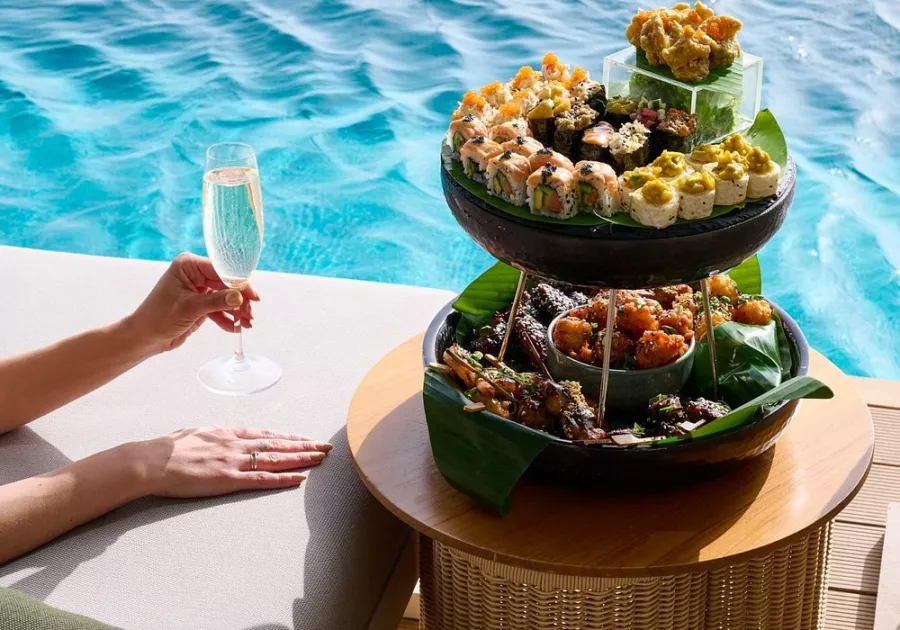 Бассейн Aura skypool lounge в Дубаи: Бассейн на крыше , Пейзаж бассейн , Панорамный вид , Ресторан у бассейна , Самый высокий бассейн ,