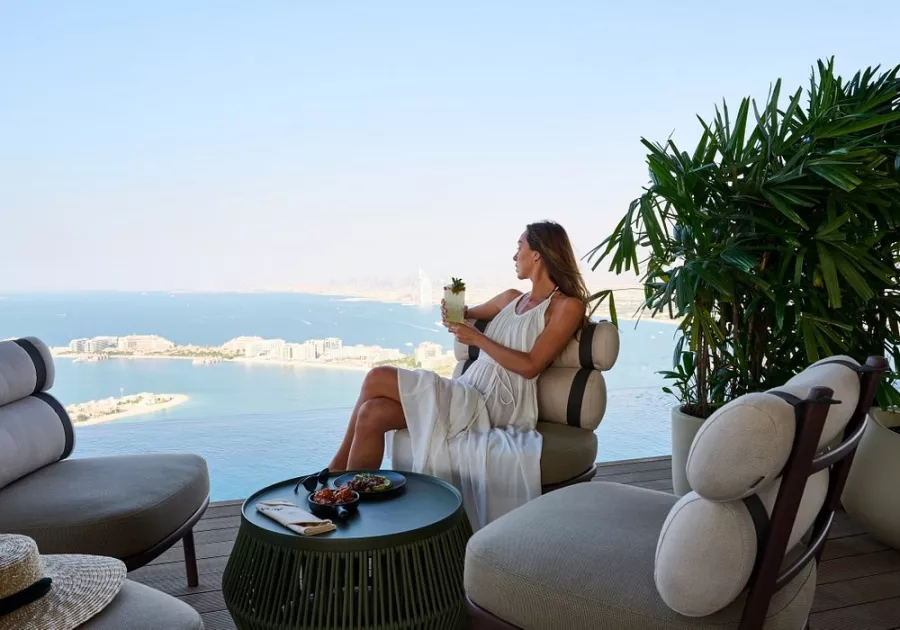 Бассейн Aura skypool lounge в Дубаи: Бассейн на крыше , Пейзаж бассейн , Панорамный вид , Ресторан у бассейна , Самый высокий бассейн ,