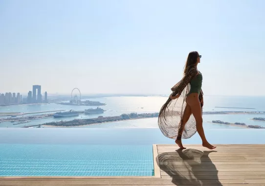 Бассейн "Aura skypool lounge"