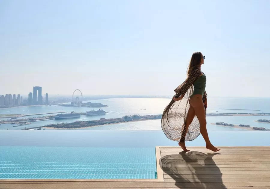 Бассейн Aura skypool lounge в Дубаи: Бассейн на крыше , Пейзаж бассейн , Панорамный вид , Ресторан у бассейна , Самый высокий бассейн ,