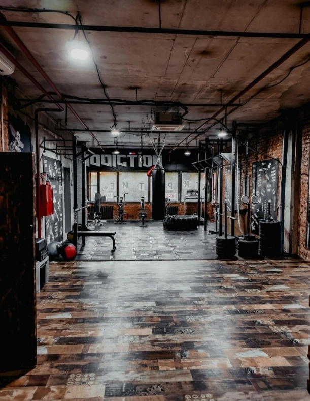 Фитнес-клуб Iron Addiction в Москве: Разовые посещения, Бодифлекс, Йога, Кроссфит, Пилатес, Стретчинг, Персональный тренер, TRX тренировки,