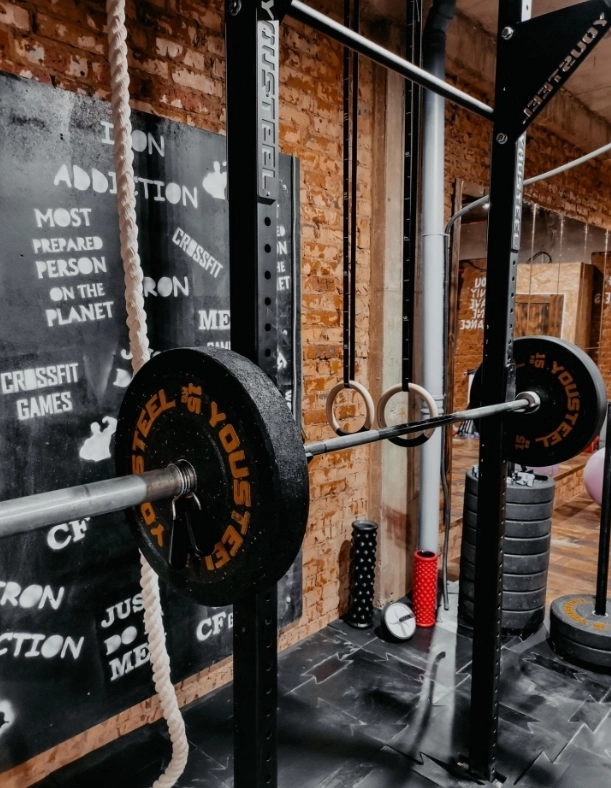 Фитнес-клуб Iron Addiction в Москве: Разовые посещения, Бодифлекс, Йога, Кроссфит, Пилатес, Стретчинг, Персональный тренер, TRX тренировки,