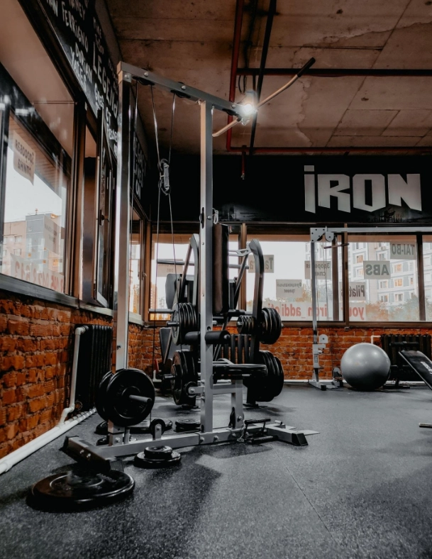 Фитнес-клуб Iron Addiction в Москве: Разовые посещения, Бодифлекс, Йога, Кроссфит, Пилатес, Стретчинг, Персональный тренер, TRX тренировки,