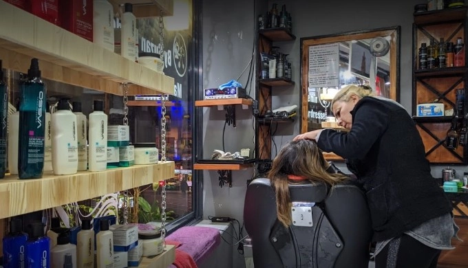 Парикмахеркая Arden beauty man&woman hairdresser в Стамбуле: Мужская стрижка, Женская стрижка, Окрашивание волос, Уход за волосами , Маникюр ,