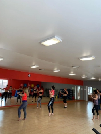 Фитнес-клуб M Fitness в Краснодаре: Танцевальные программ, Hot Iron, TRX тренировки, Кроссфит, Пилатес, Аквааэробика,