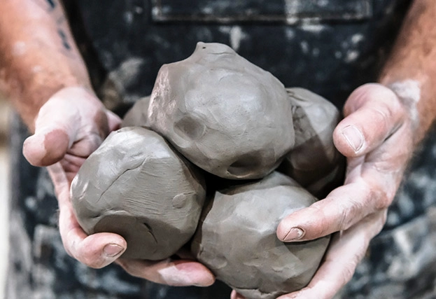 Гончарная студия Yadawei Ceramics Studio в Дубаи: Обжиг глины , Керамика , Мастер класс , Ручная работа , Искусство , Гончарное дело ,