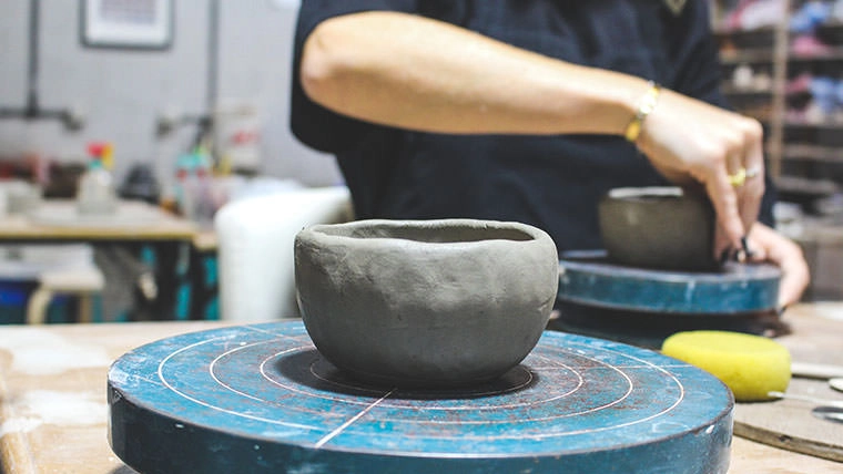 Гончарная студия Yadawei Ceramics Studio в Дубаи: Обжиг глины , Керамика , Мастер класс , Ручная работа , Искусство , Гончарное дело ,