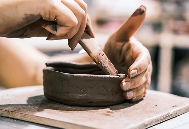 Гончарная студия Yadawei Ceramics Studio в Дубаи: Обжиг глины , Керамика , Мастер класс , Ручная работа , Искусство , Гончарное дело ,