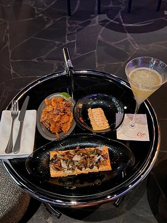 Ресторан Ergo в Дубаи: Коктейли , Бар , Вечеринки , Дискотеки , Открытая кухня ,
