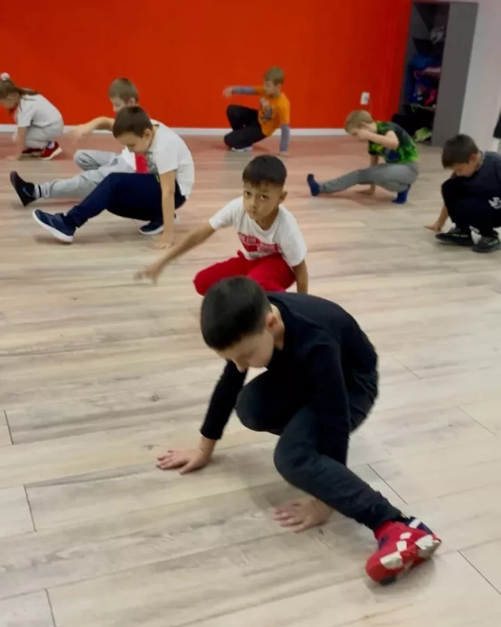 Школа танцев для всех Dance Design в Ростове-на-Дону: Растяжка, Breaking, High Heels, Jazz Funk, Детские танцы, Хип-хоп,