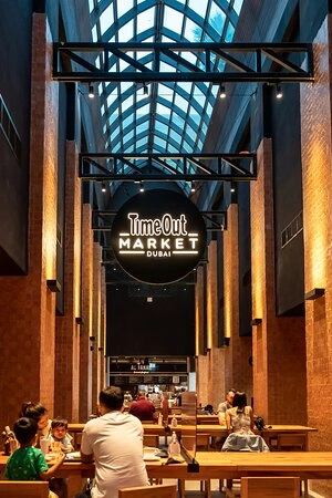 Ресторан-бар Time Out Market в Дубаи: Бургеры, Стейки, Мода,